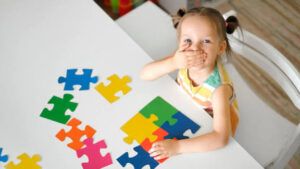 Preschoolers solving puzzles to improve cognitive skills